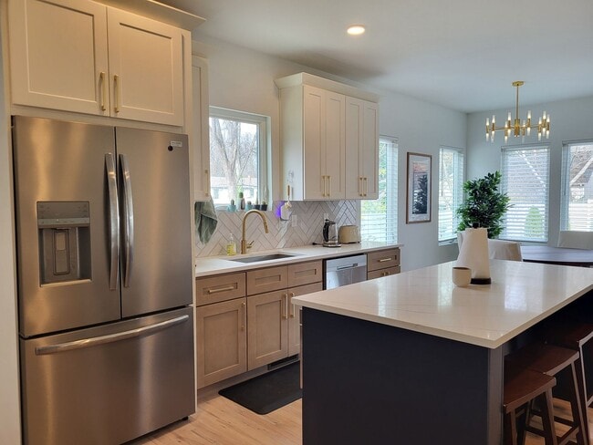 Building Photo - Furnished home in Lincoln Heights