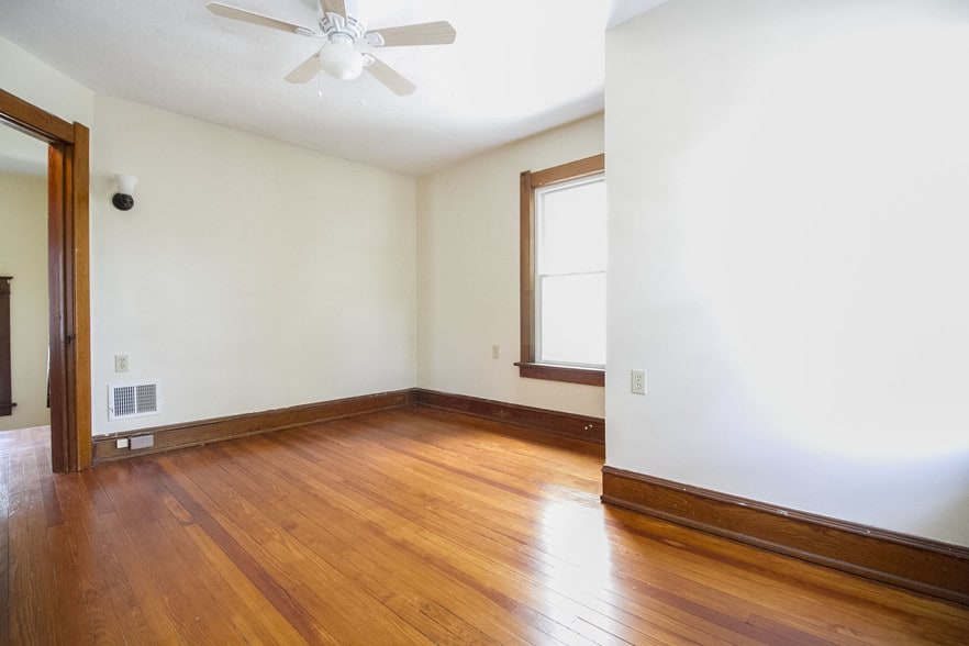 Building Photo - 701 Hampton Ave