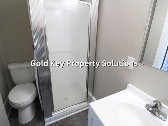 Building Photo - 919 E 6th St