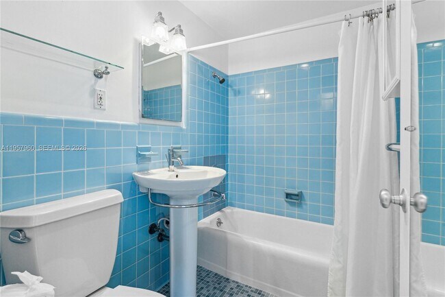 Building Photo - 1430 Brickell Bay Dr