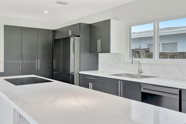 Building Photo - 1720 SW 23rd Ave