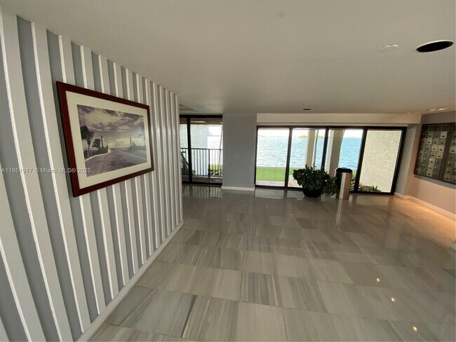 Building Photo - 801 N Venetian Dr