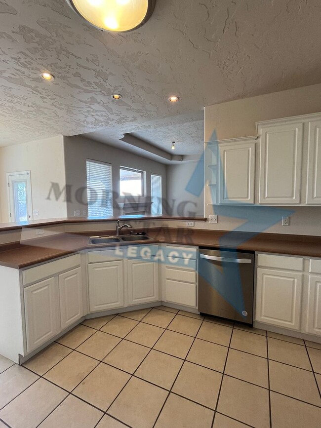 Building Photo - 3 Bedroom Home - Available Now!