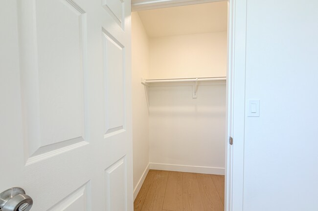 Building Photo - 732 E 52nd St