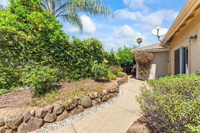 Building Photo - Beautiful 3 Bedroom 2 Bathroom in Gated Community of Folsom, CA!