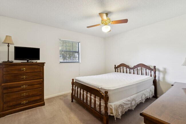 Building Photo - Peaceful Country Living Close to Everything