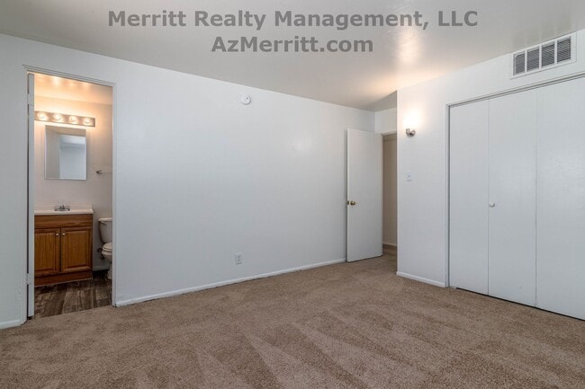 Building Photo - 4 Bedroom, 2 bath,  1/2 month free if you ...