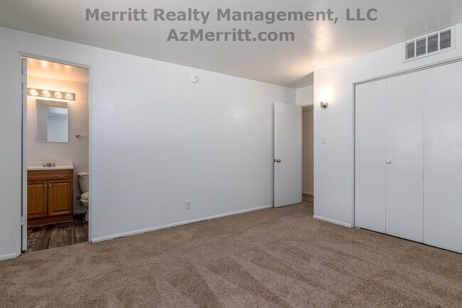 Building Photo - 4 Bedroom, 2 bath, air conditioned, fenced...