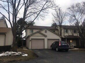 Building Photo - 330 E Forest Knoll Dr