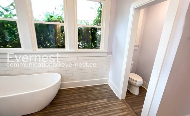 Building Photo - 3 Bed/2 Bath Home with Fenced Yard / Pet-Friendly / Available Now!