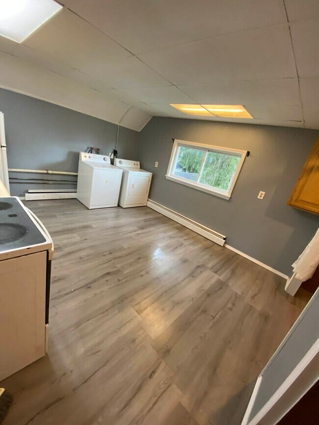 Building Photo - 427 3rd Ave