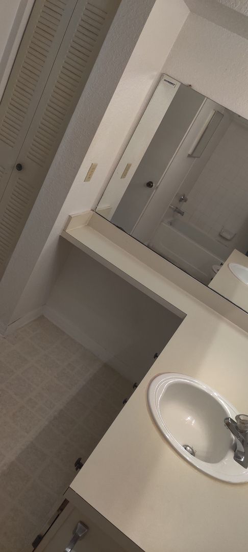 Building Photo - Venetian place two bedroom Condo