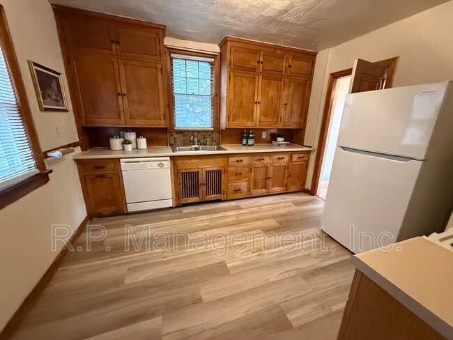 Building Photo - 1090 16th Ave SE