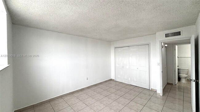 Building Photo - 666 W 81st St