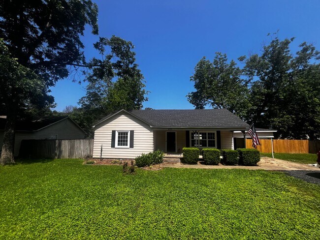 Building Photo - Freshly updated home with privacy fence in...