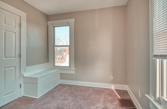 Building Photo - 921 Miller Ave