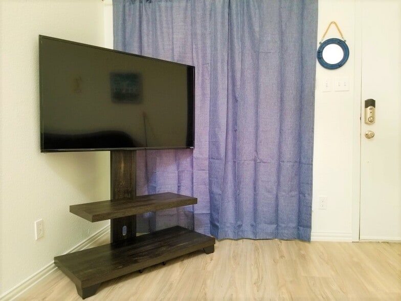 Building Photo - 6646 E Lovers Ln