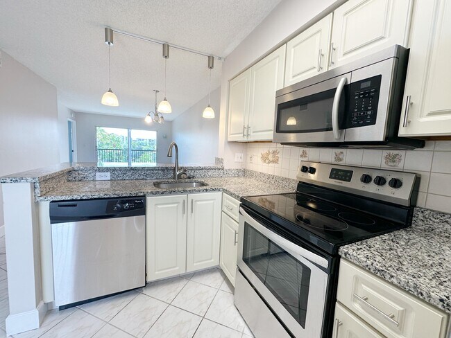Building Photo - 2220 N Cypress Bend Dr