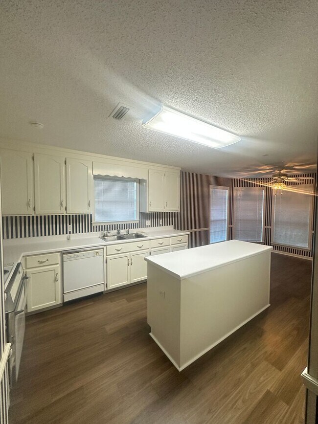 Building Photo - Enterprise!!!  LVP FLOORING~!!!!