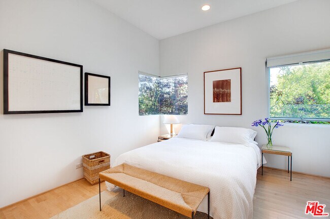 Building Photo - 757 1/2-757 1/2 Milwood Ave