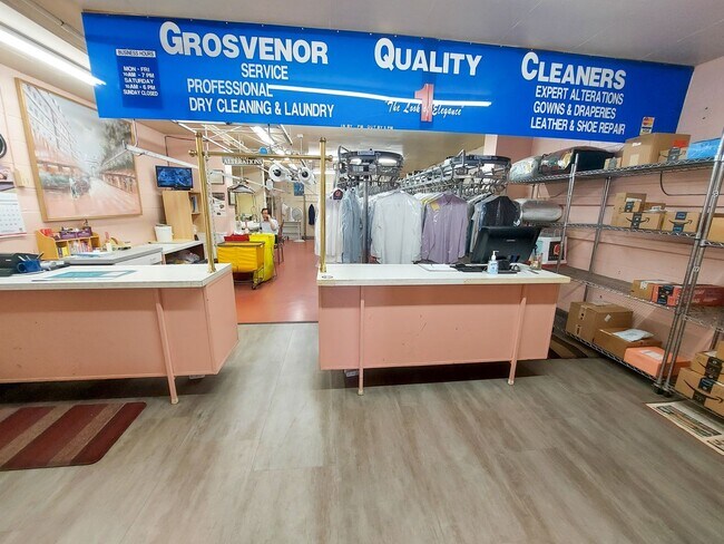 Building Photo - HUGE Apartment Across from Grosvenor Metro...