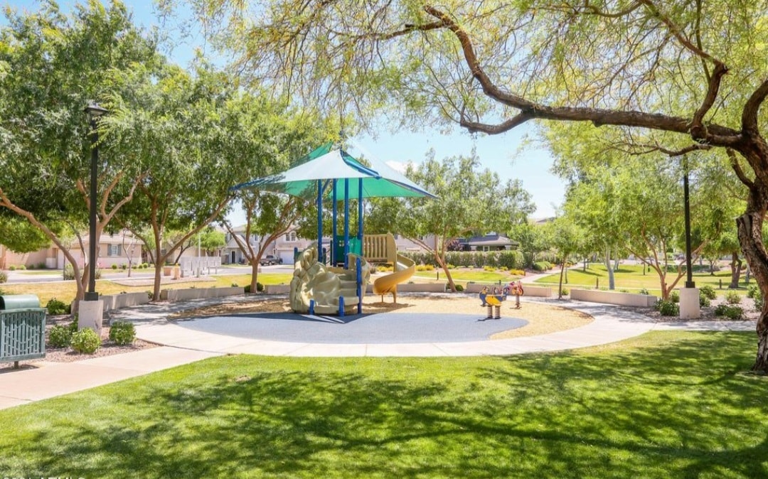 Building Photo - 2321 E Huntington Dr