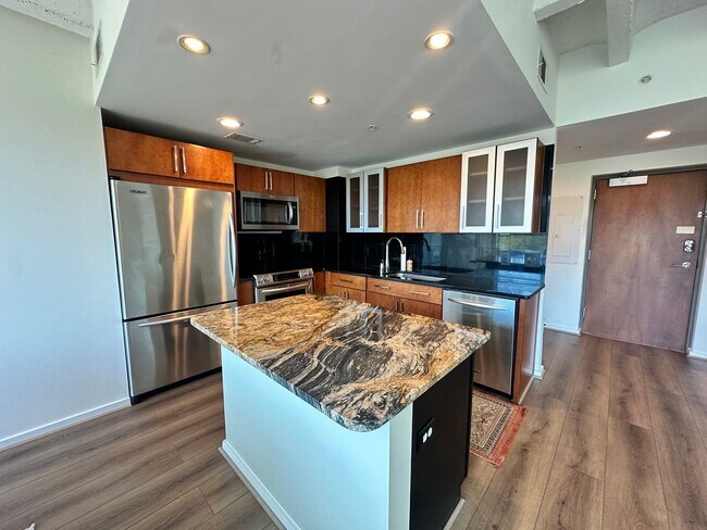 Building Photo - 1 BED | 1.5 BATH | HIGH RISE CONDO | DOWNTOWN SAVANNAH | E Liberty & Drayton St