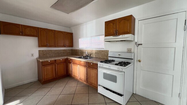 Building Photo - P008