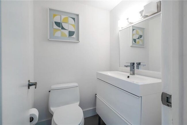 Building Photo - 300 Bayview Dr