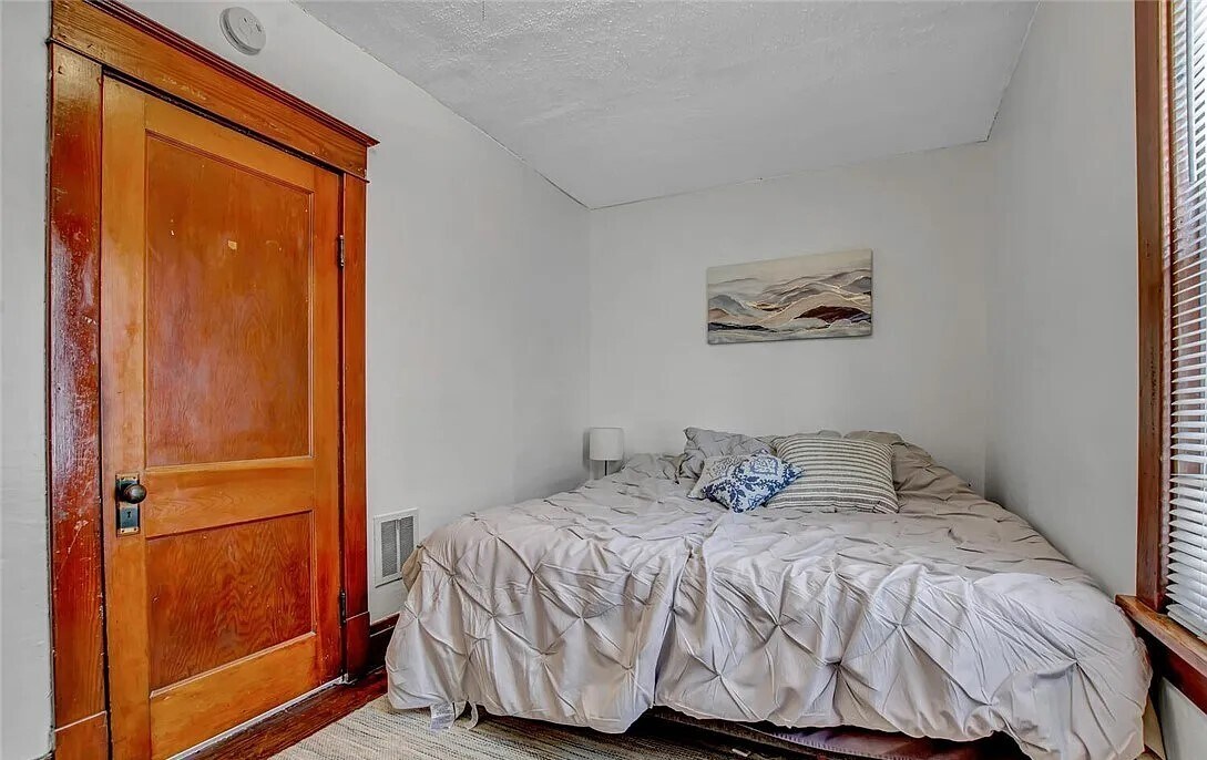 Building Photo - 68 Sunset St