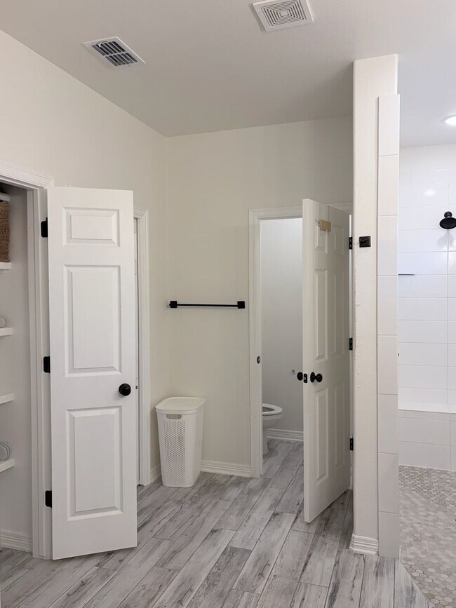 Building Photo - Gorgeous Home - MUST SEE!!
