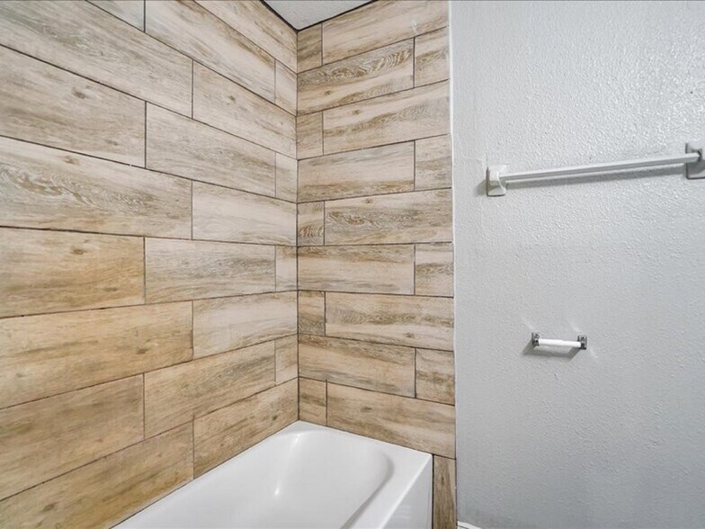 Building Photo - 5149 Lavender St