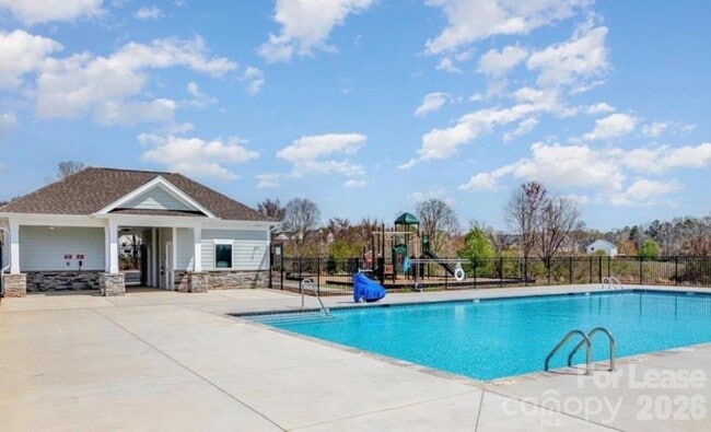 Building Photo - 2011 Weddington Pointe Dr