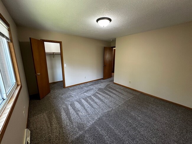 Building Photo - 2 bed 2 Bath 2 Story Townhome