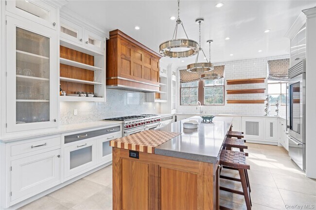 Building Photo - 393 Oyster Bay Road