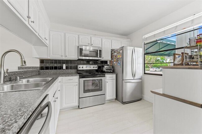 Building Photo - 6061 Balboa Cir