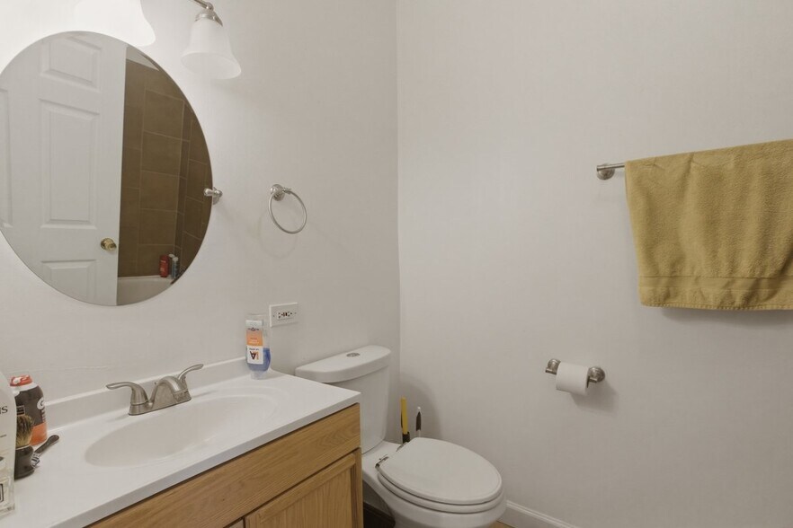 Building Photo - 1051 N Milwaukee Ave