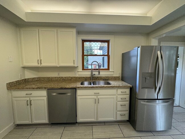 Building Photo - Warm & cozy 5 bed 2.5 bath home in the hea...