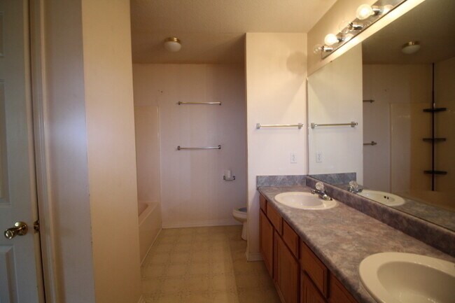 Building Photo - Spacious 3 Bedroom Townhouse Near Hurlburt...