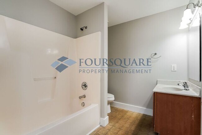 Building Photo - Townhome | Master Bedroom Walk-in Closet |...
