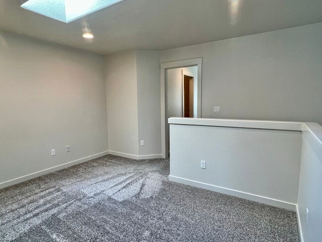Building Photo - Beautiful Newer Built Home Central location!