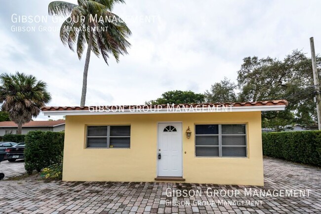 Building Photo - Spacious 1/1 by Las Olas with Washer and D...