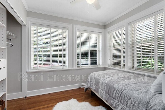 Building Photo - 732 Edgewater Dr