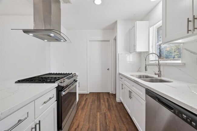 Building Photo - 23567 Pine Forest Dr