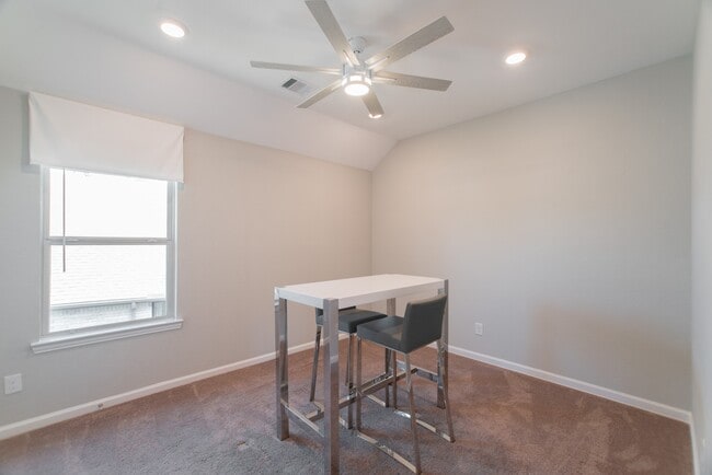 Building Photo - 438 Lake Day Dr