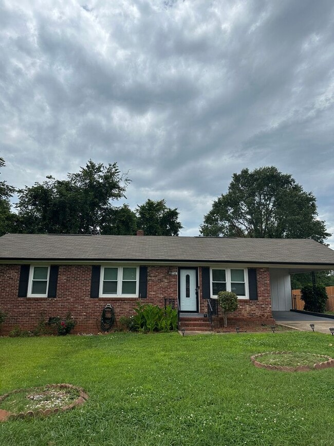 Primary Photo - 3 Bed 1.5 Bath 10 Minutes from downtown!