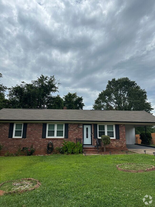 Building Photo - 3 Bed 1.5 Bath 10 Minutes from downtown!