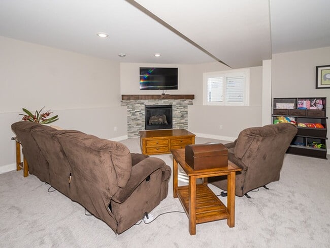 Building Photo - Beautiful 5 Bedroom Single Family Home