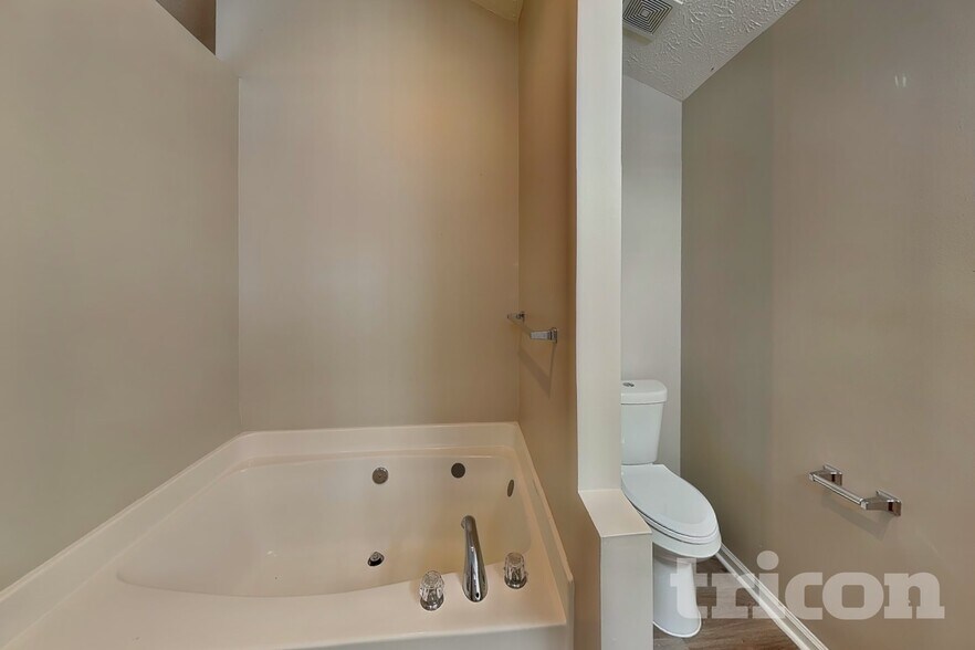 Building Photo - 9598 Lakeview Cir