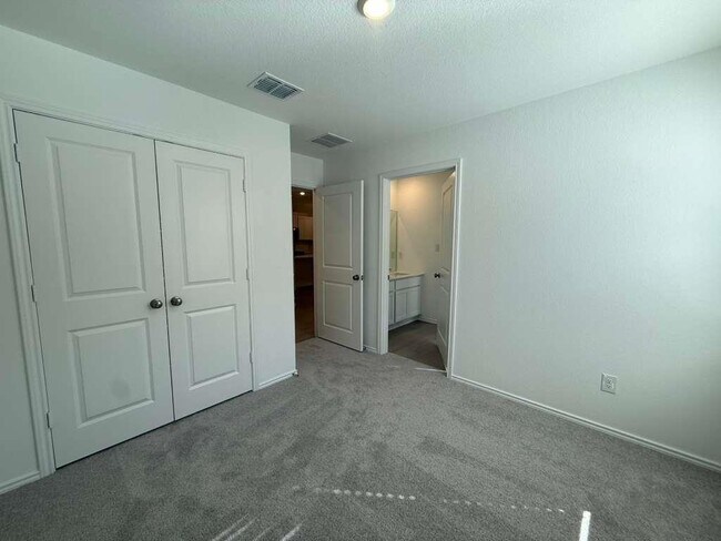 Building Photo - 545 Sormonne Lp